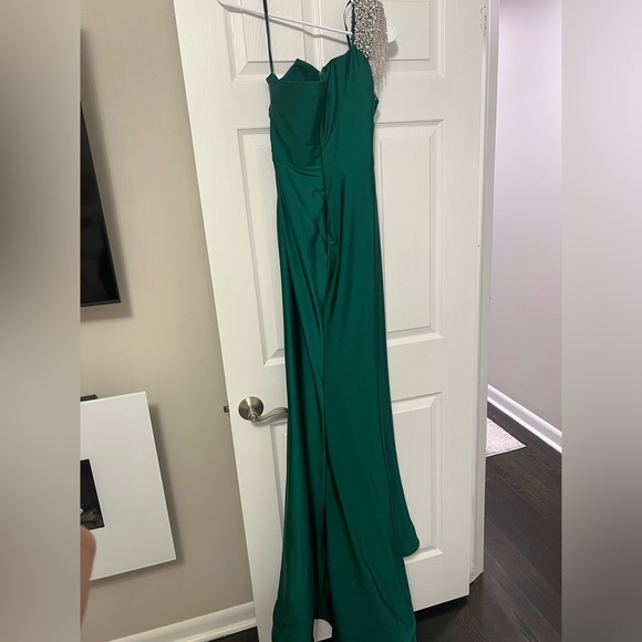 PS23389 EMERALD portia and Scarlett gown - Picture 5 of 11